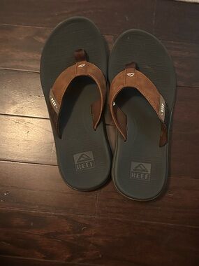 Reef Men's Brown Leather Strap Flip Flops with Dark Gray Footbed